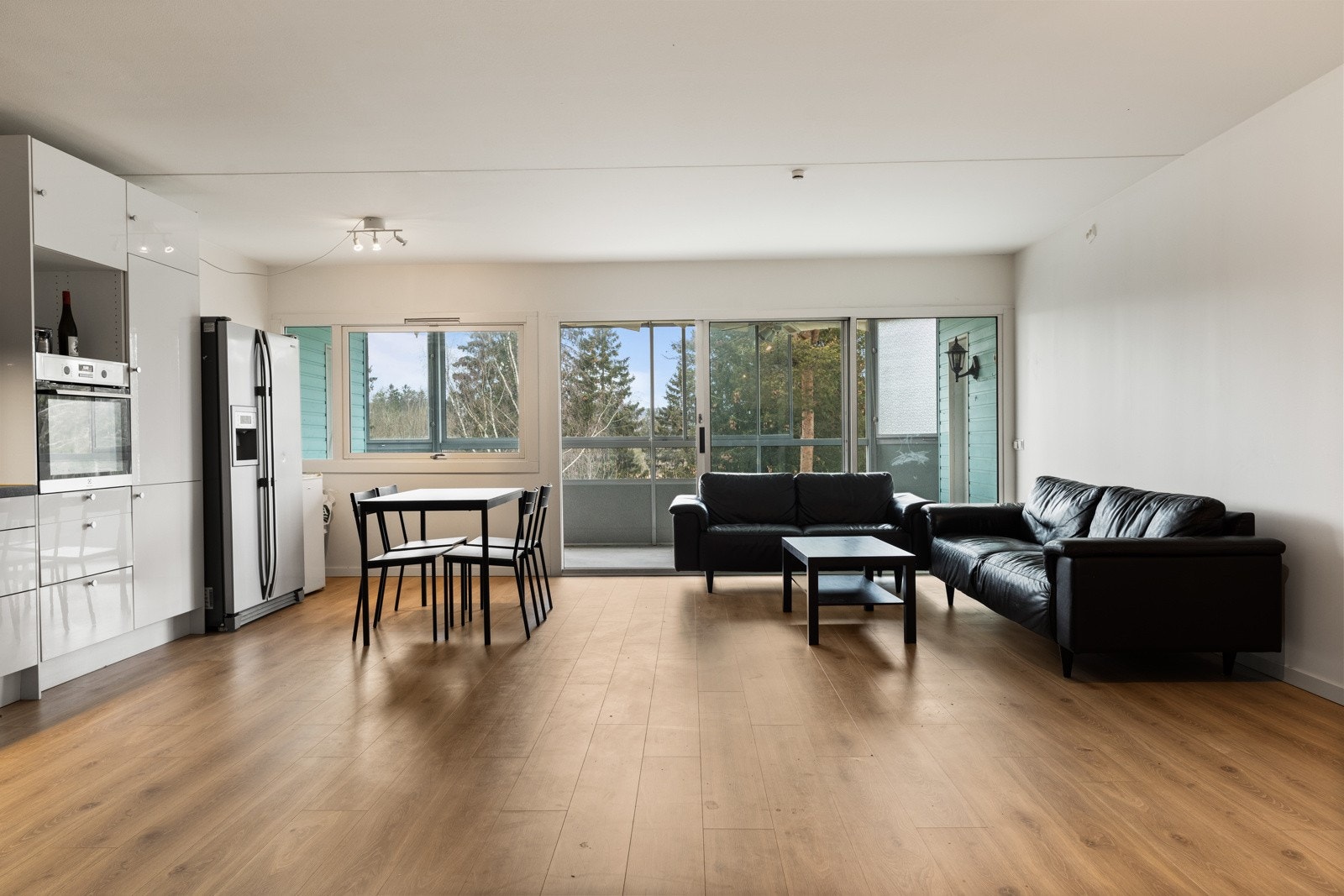 Leiligheten består av en meget romslig stue/kjøkkenløsning, tre store soverom, bad, vaskerom og bod. Galleribilde