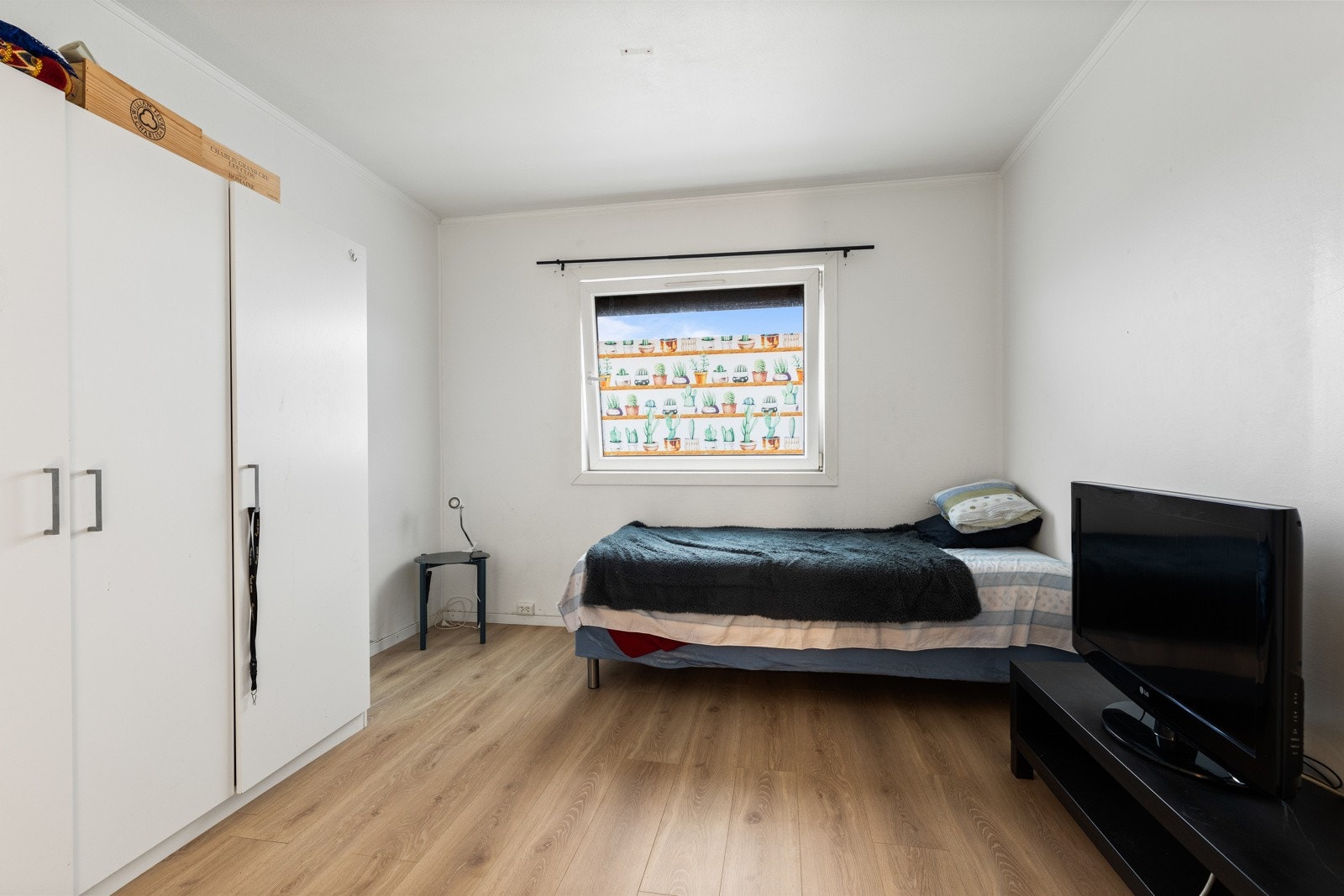 Rommene er ideelt for hjemmekontor eller barnerom. En praktisk garderobe på hvert rom gir gode oppbevaringsmuligheter. Vinduet bidrar med godt dagslys. Galleribilde