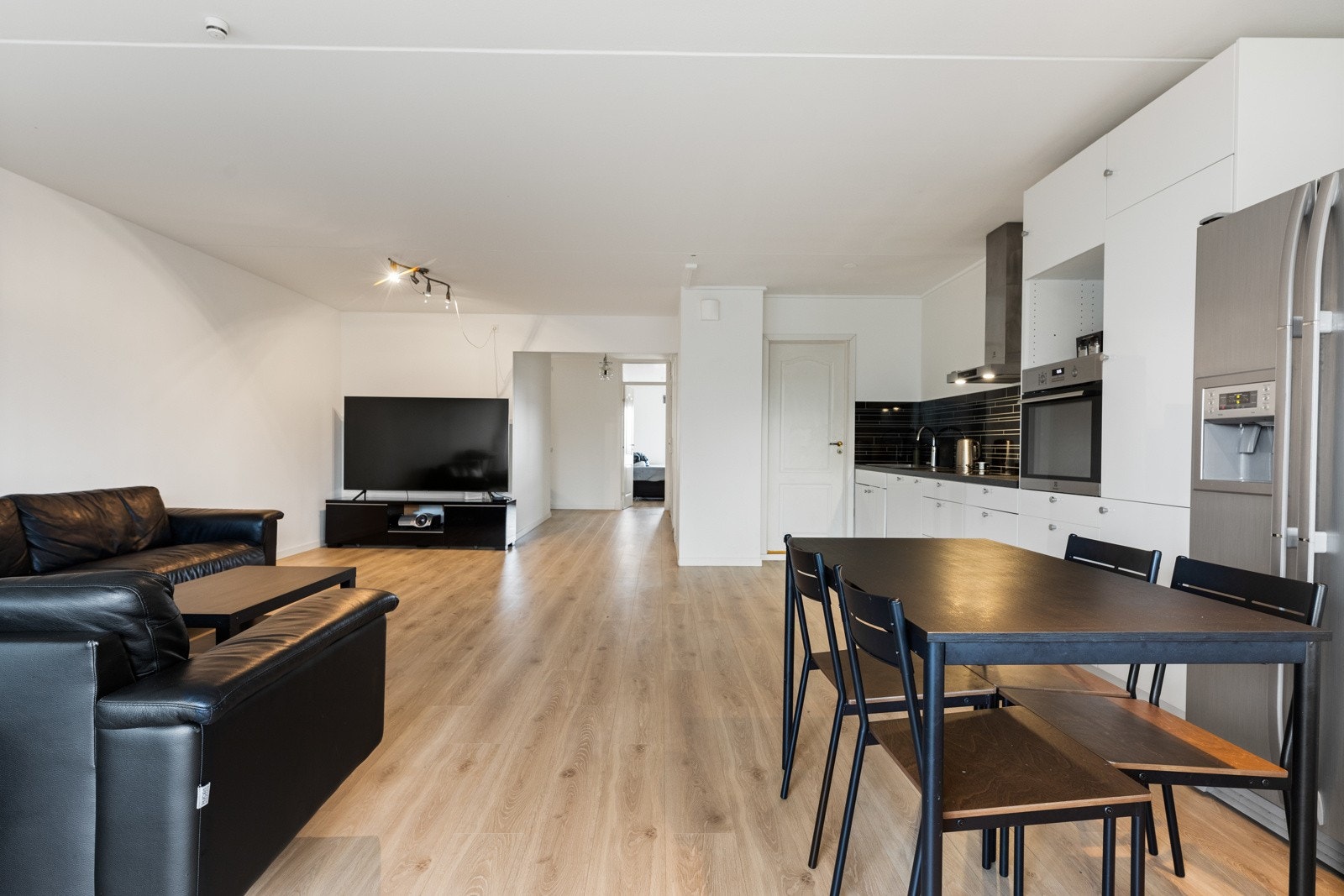 Stue/kjøkken sonen fikk nytt laminat gulv i 2021. Løsningen her er romslig og byr på flere innredningsmuligheter. Herfra har du adkomst til en stor solrik balkong. Galleribilde