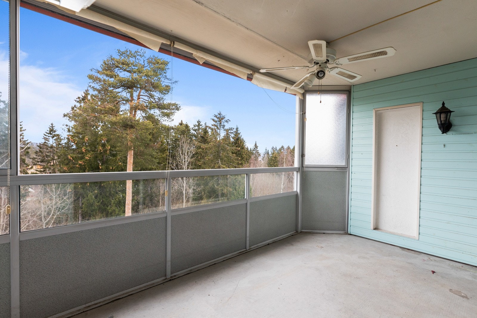 Fra stuen er det utgang til en innglasset balkong med gode solforhold, og en fantastisk utsikt fra 4.etg. Herfra kan du se barna gå til skolen. Galleribilde