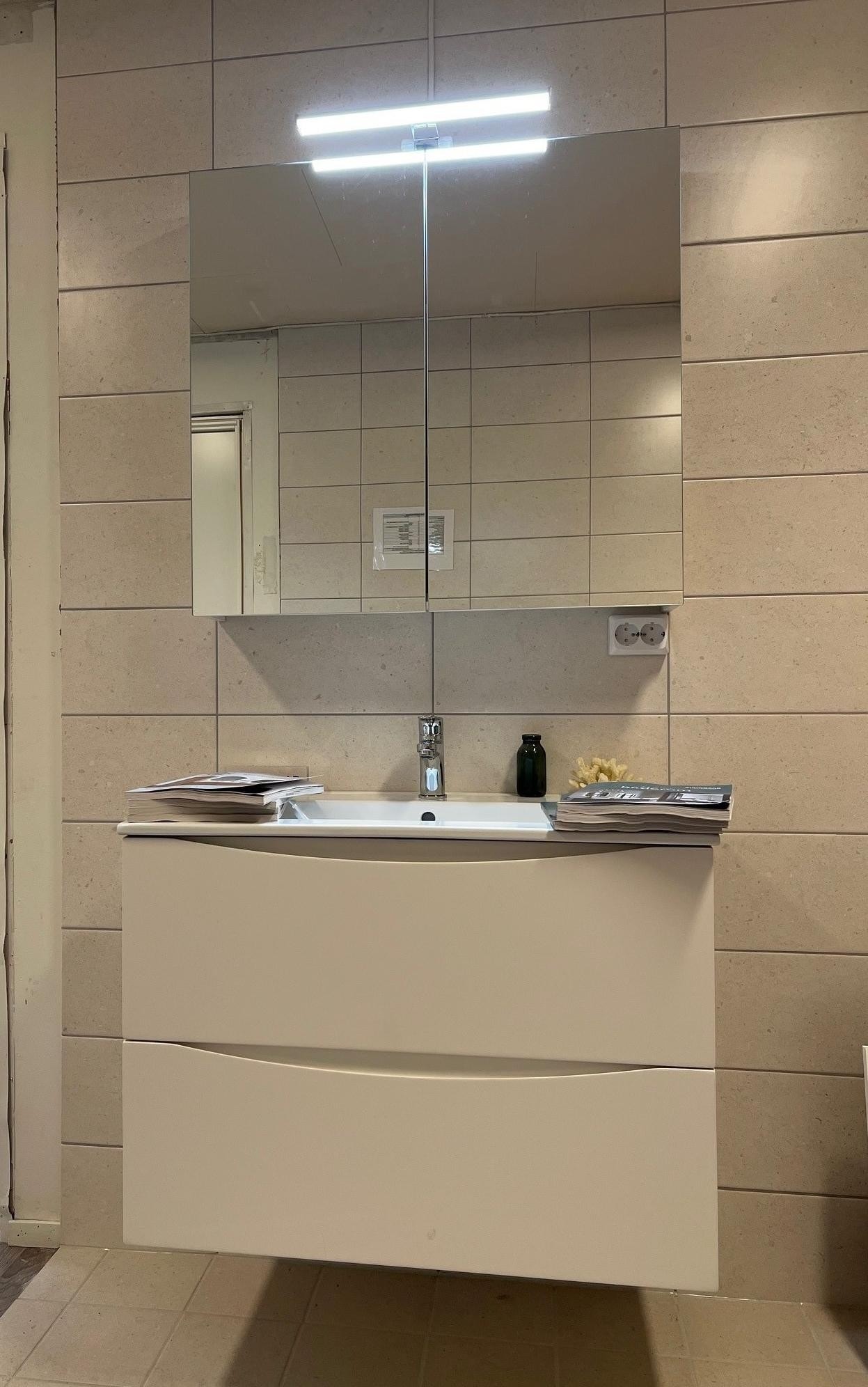 Badet får en lys innredning med skuffeseksjon for god oppbevaring, servant og speil med belysning. Det blir selvsagt gulvvarme her også. (Eksempelbilde - ikke fra leilighete) Galleribilde