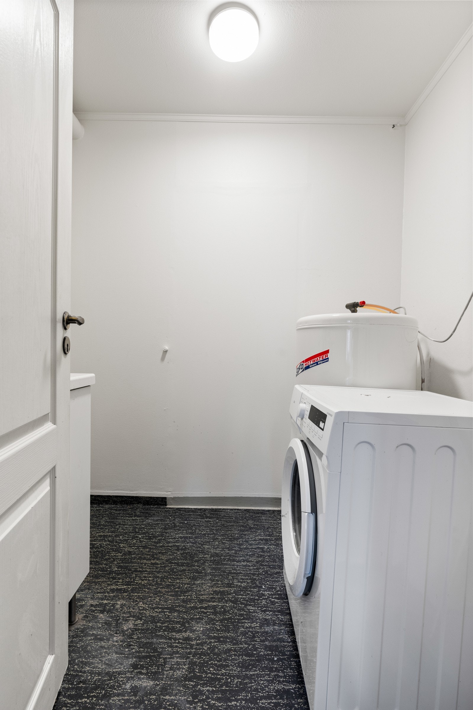 Snart historie: Nåværende Vaskerom før totalrenovering. Vaskerommet får de samme flisene som er valgt på badet og er utstyret med opplegg for vaskemaskin og plass til tørketrommel. Galleribilde