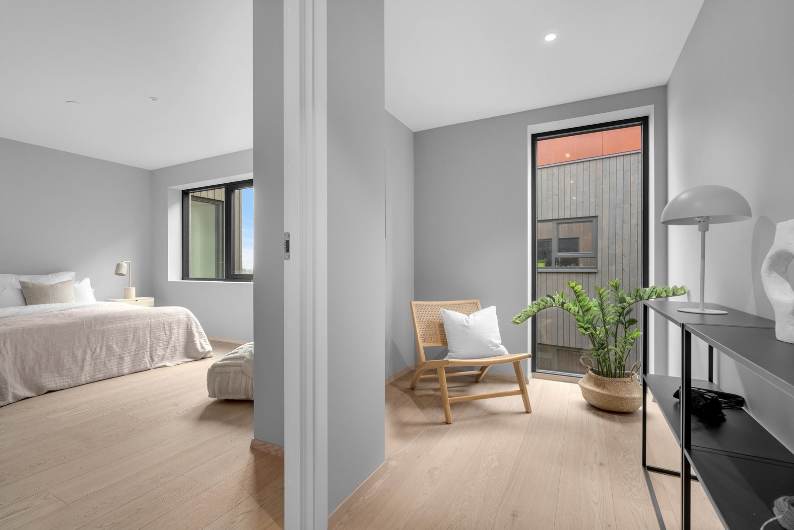 Gang med stort vindu som gir godt med lys! Galleribilde