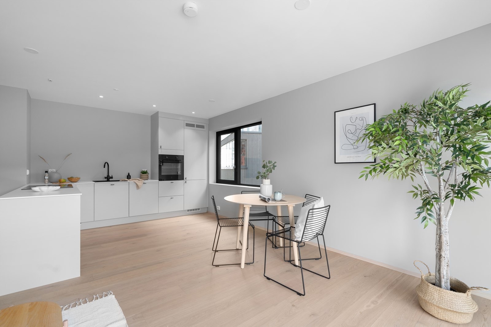 Nydelig kjøkken med mye benkplass Galleribilde