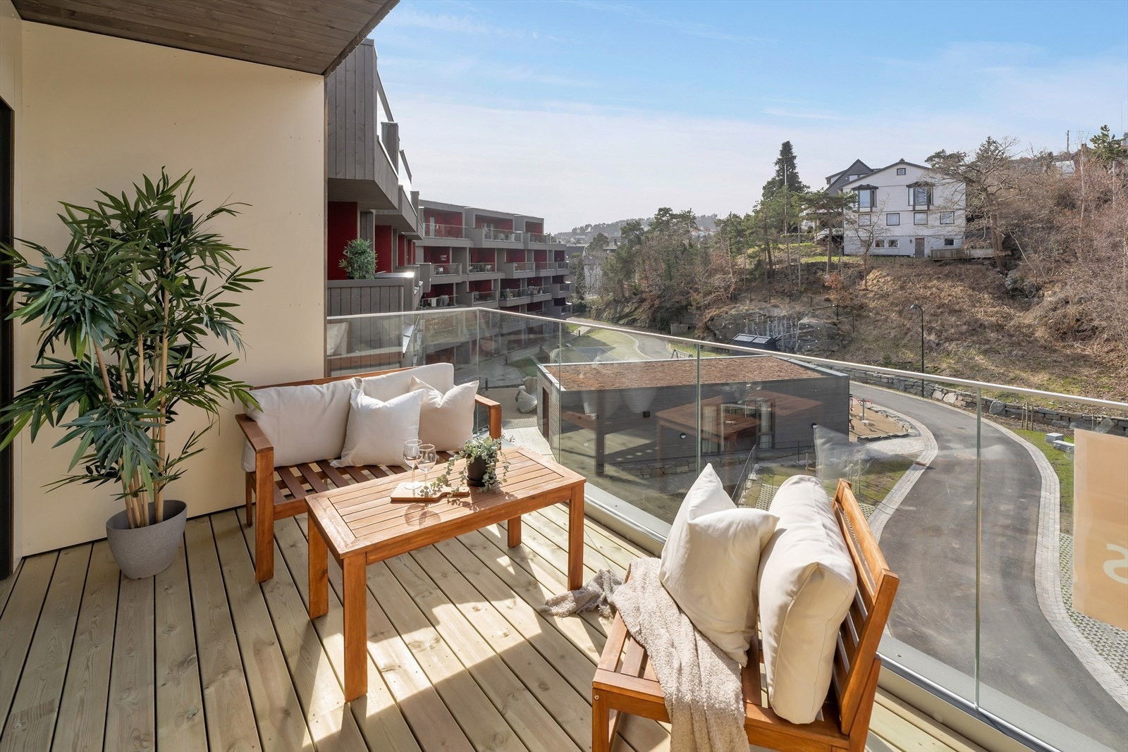 Flott balkong med utsikt ned mot fellesareal Galleribilde