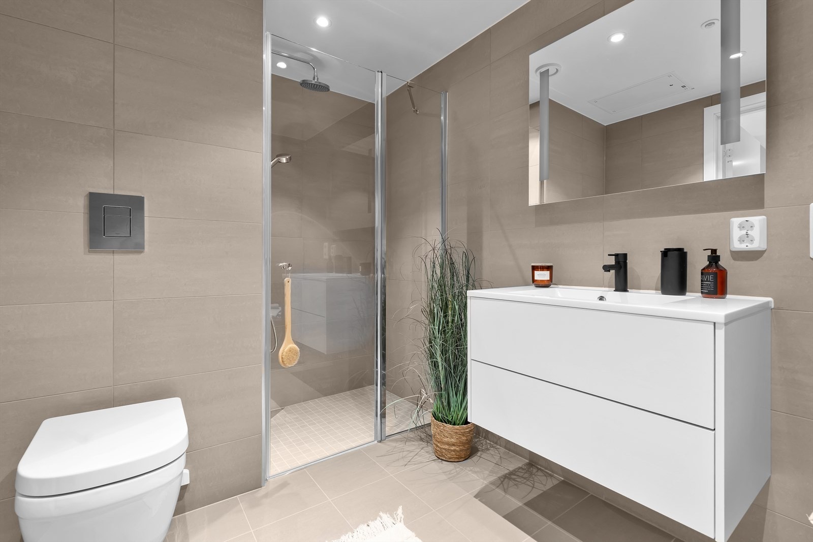 Moderne bad med integrert dusj Galleribilde