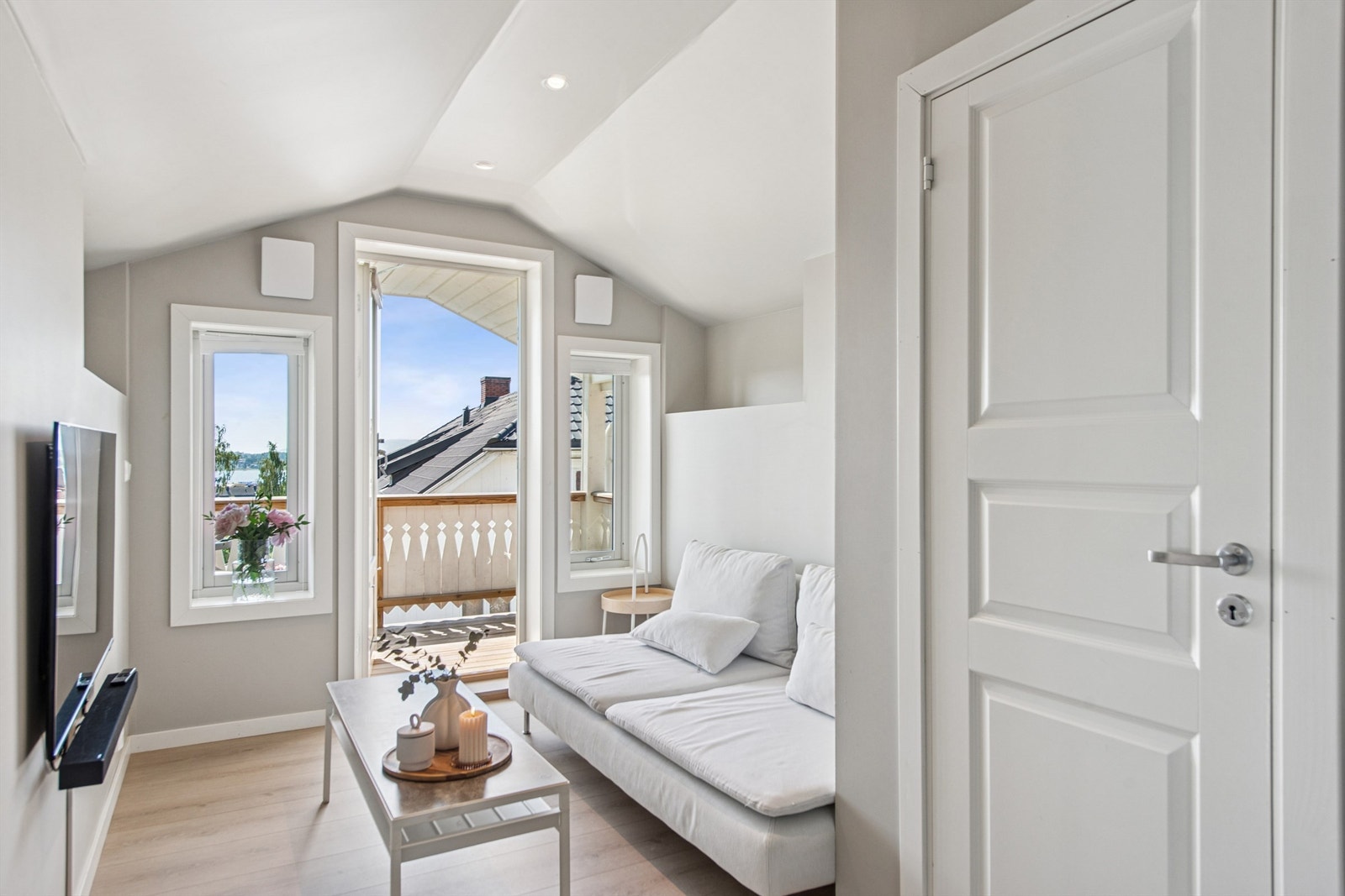 Lys stue med adkomst ut til en herlig sør-vendt balkong. Galleribilde