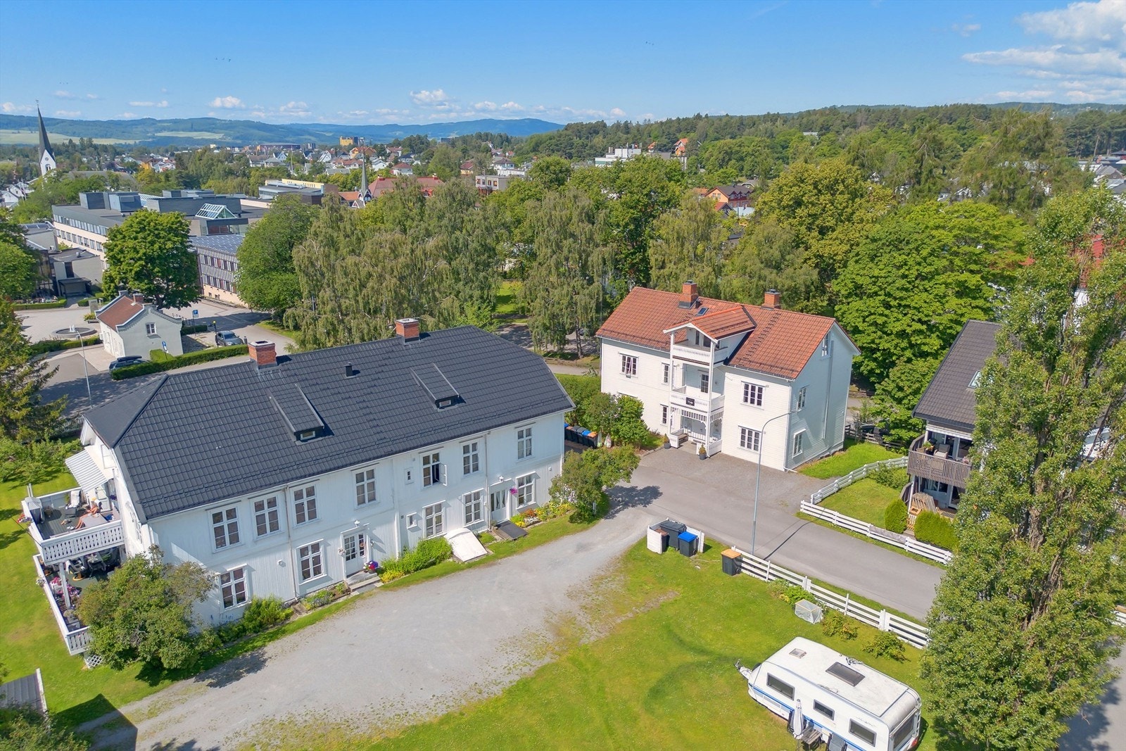 Meget sentral beliggenhet i et etablert og attraktivt villa- og boligområde noen hundre meter fra gågata i sentrum. Galleribilde