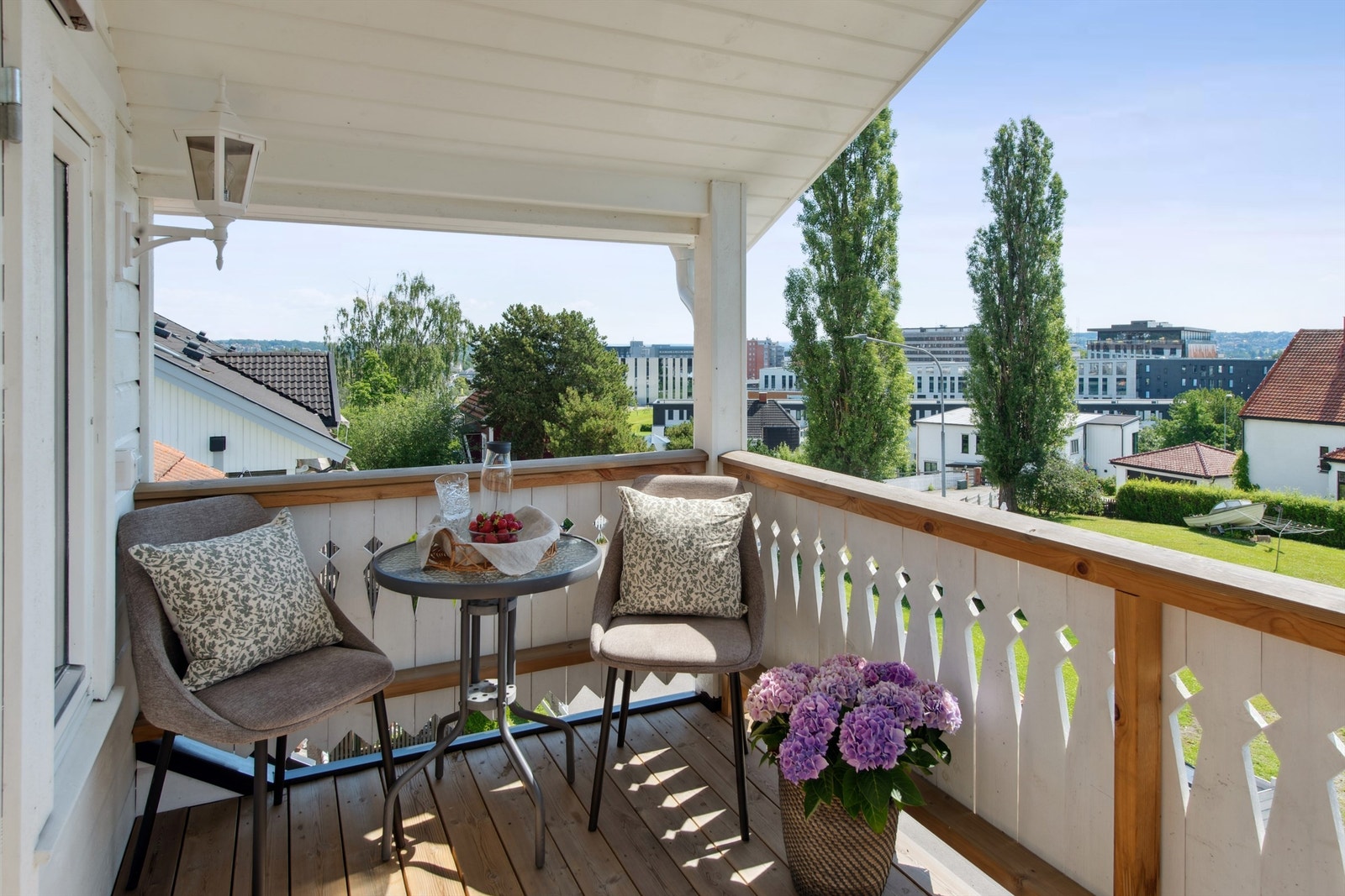 Balkongen gir rom for å etablere en svært koselig uteplass. Galleribilde