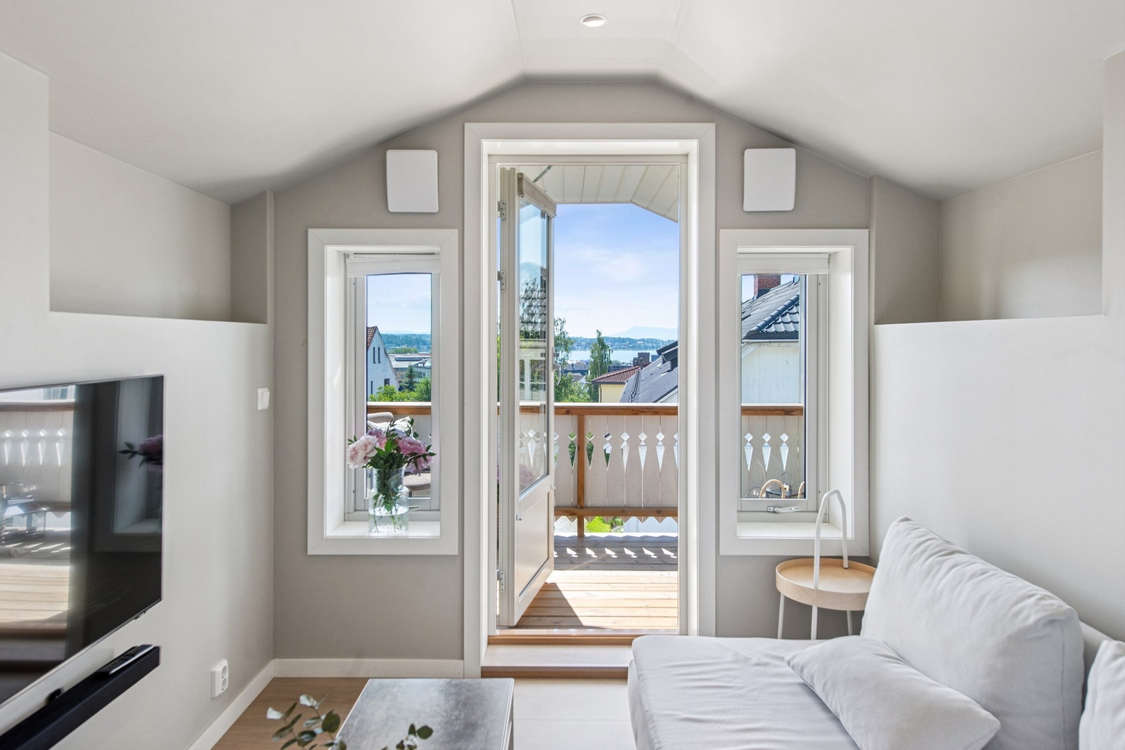 Fra stuevinduene og balkongen har man fint utsyn mot nærområdet. Galleribilde