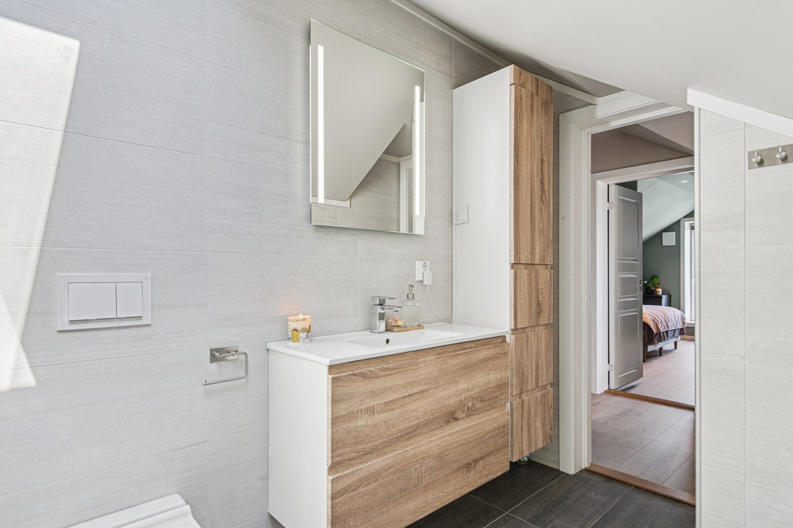 Badet har også moderne innredning med heldekkende servant, speil og belysning. Galleribilde