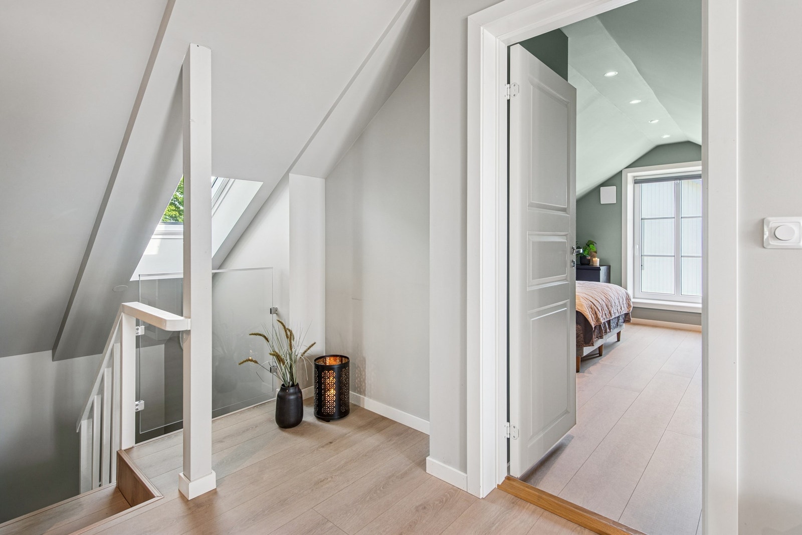 Stilig og praktisk glassrekkverk for maksimal utnyttelse av lysinnslippet gjennom takvinduet. Galleribilde