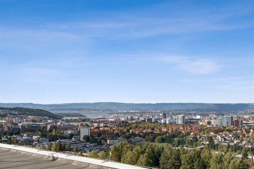 Utsikt fra takterrasse over Oslo by og indre del av Oslofjorden Galleribilde