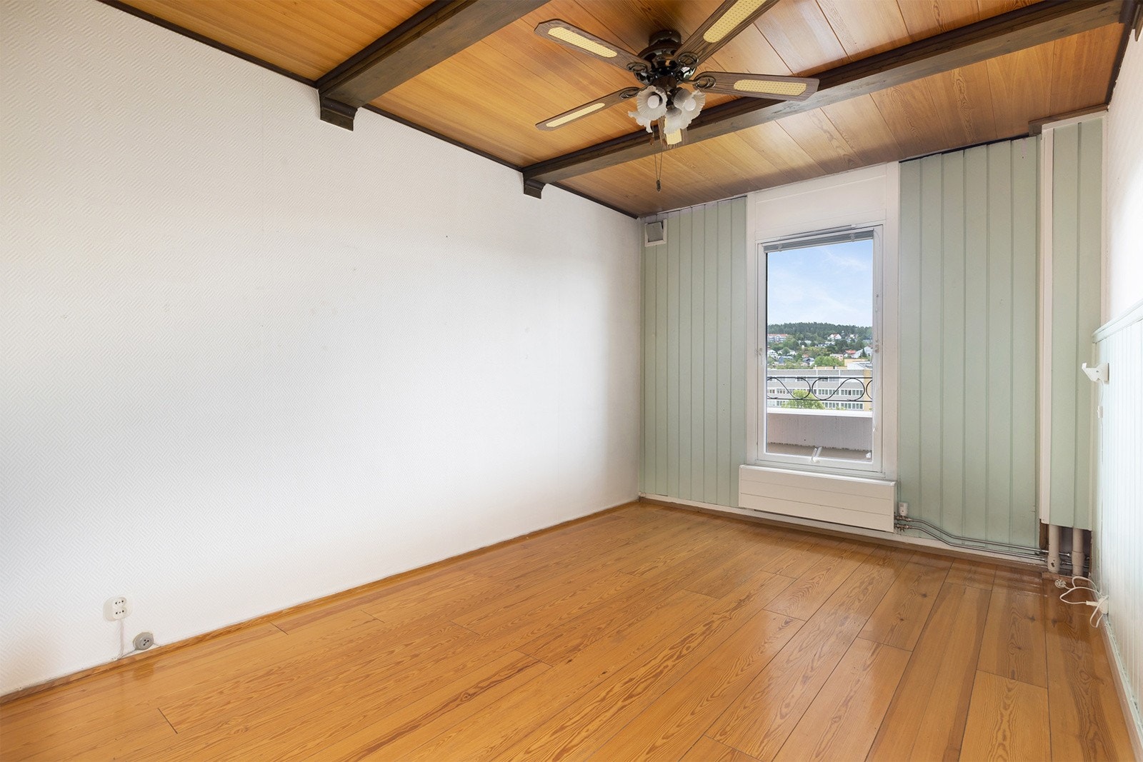 Soverom med plass til dobbeltseng, nattbord og garderobeløsning. Galleribilde