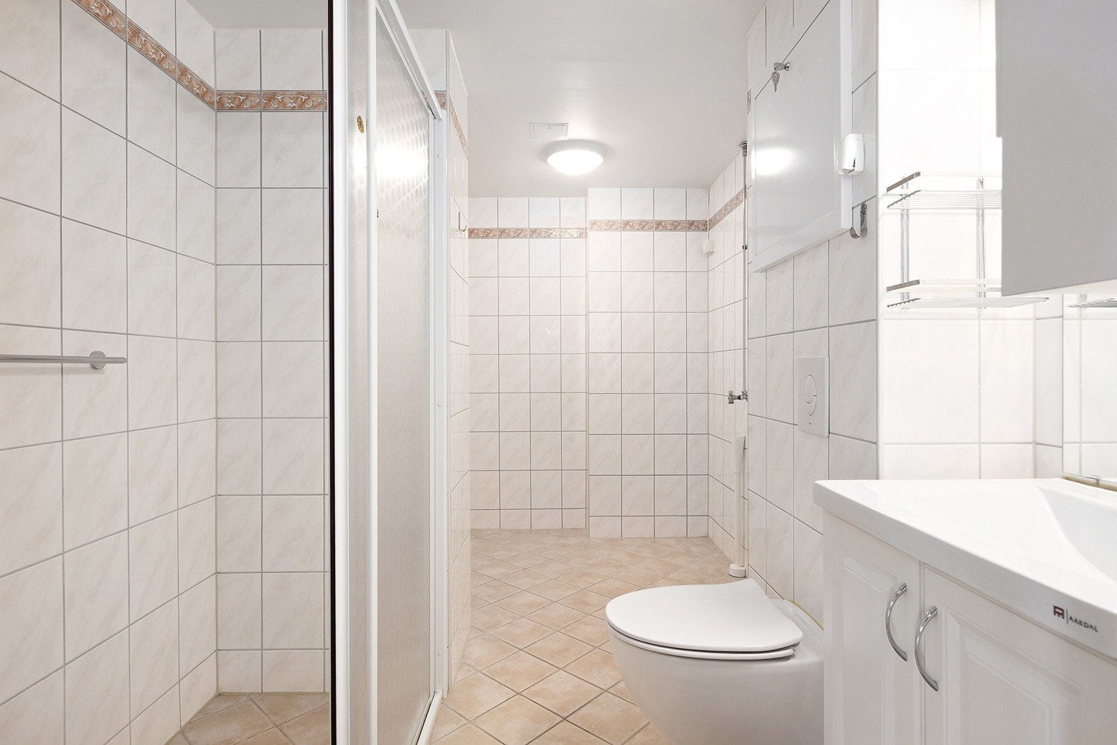 Badet er rehabilitert av borettslaget i 2010 og er utvidet fra opprinnelig planløsning. Galleribilde