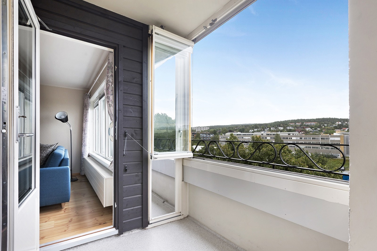 Leiligheten har en sydøstvendt innglasset balkong med gode solforhold og hyggelig utsyn. Galleribilde