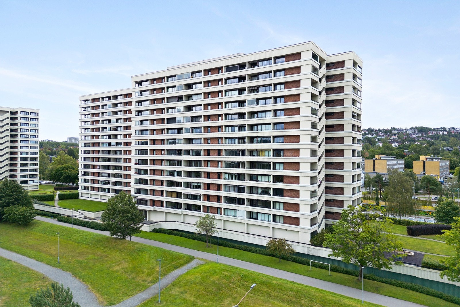 Her er det flotte grøntområder, meget kort vei til diverse servicetilbud, Østmarka og offentlig kommunikasjon. Galleribilde