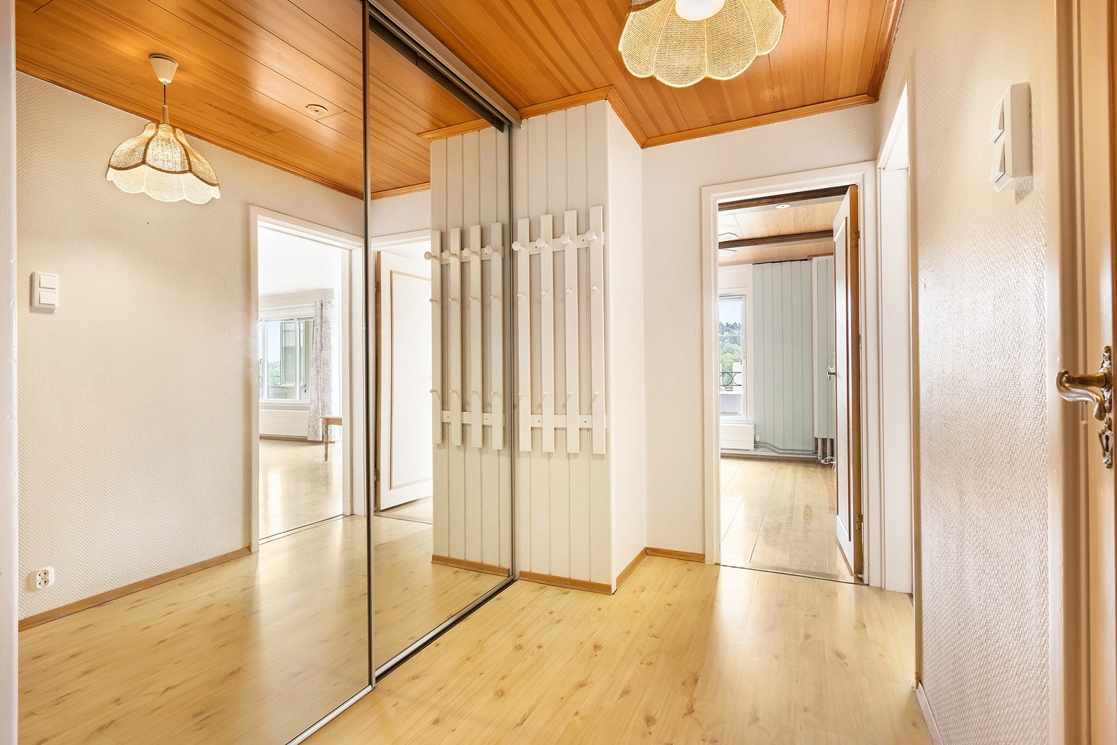 Romslig entré med god plass til oppbevaring av yttertøy. Galleribilde