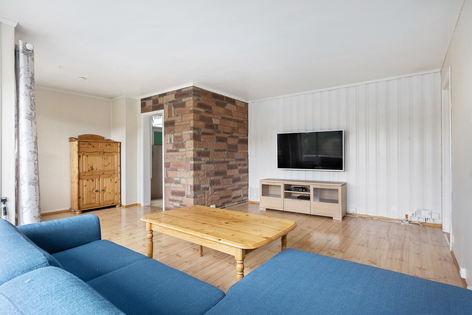 Stuen har god plass til sofagruppe og spisebord. Galleribilde