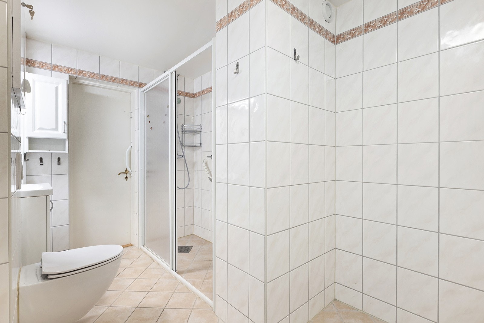 Badet består av dusjnisje m/skyvedør, servant og veggklosett. Galleribilde