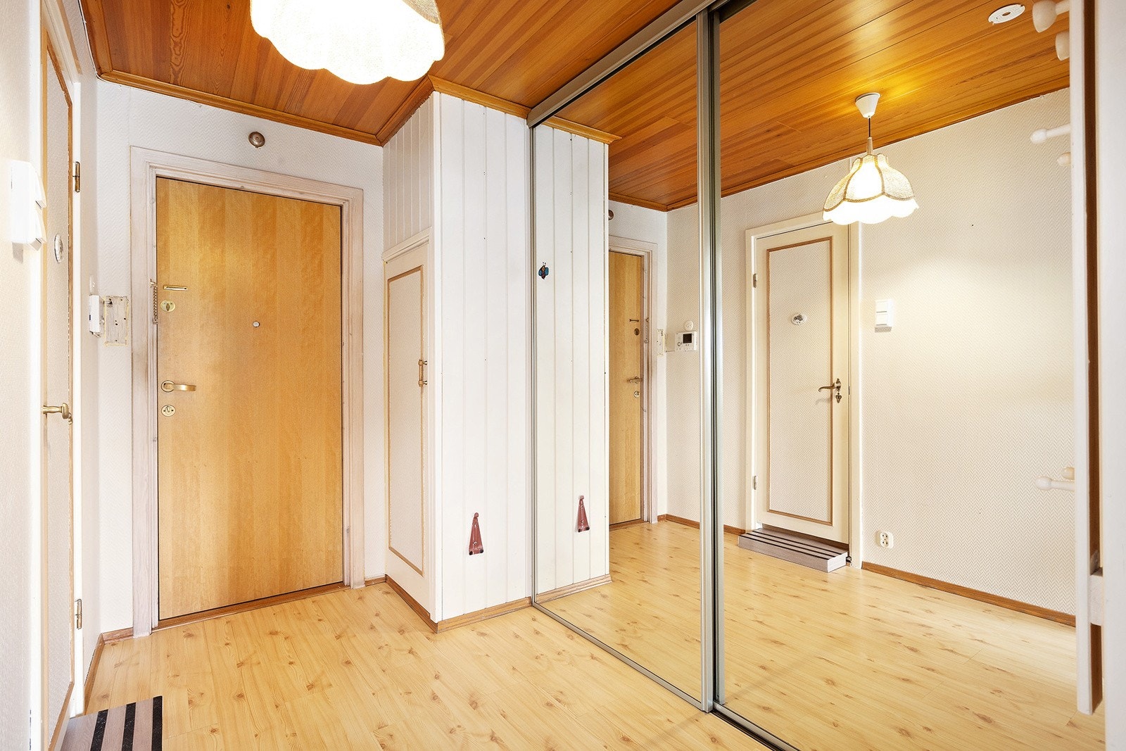 Leiligheten er utstyrt med dør-calling med kamera og åpner. Galleribilde