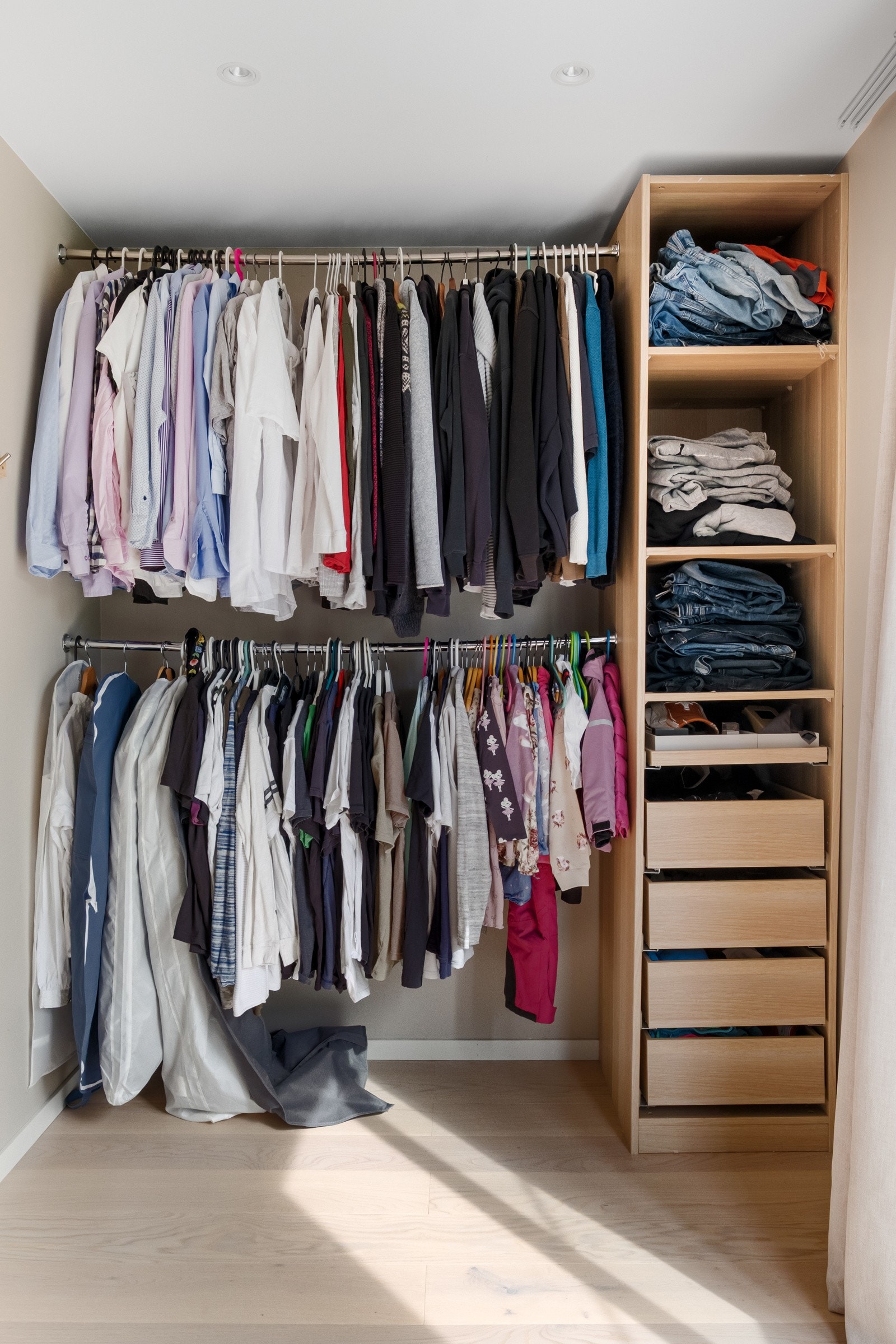 Ytterligere lagring på den ene veggen i rommet. Her er det rikelig med lagringsplass. Galleribilde