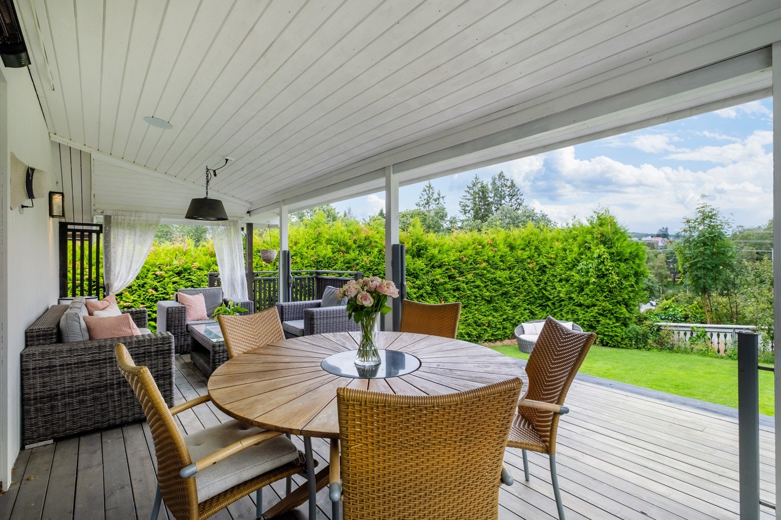 Her kan man samle til store lag med god plass til langbord. Galleribilde