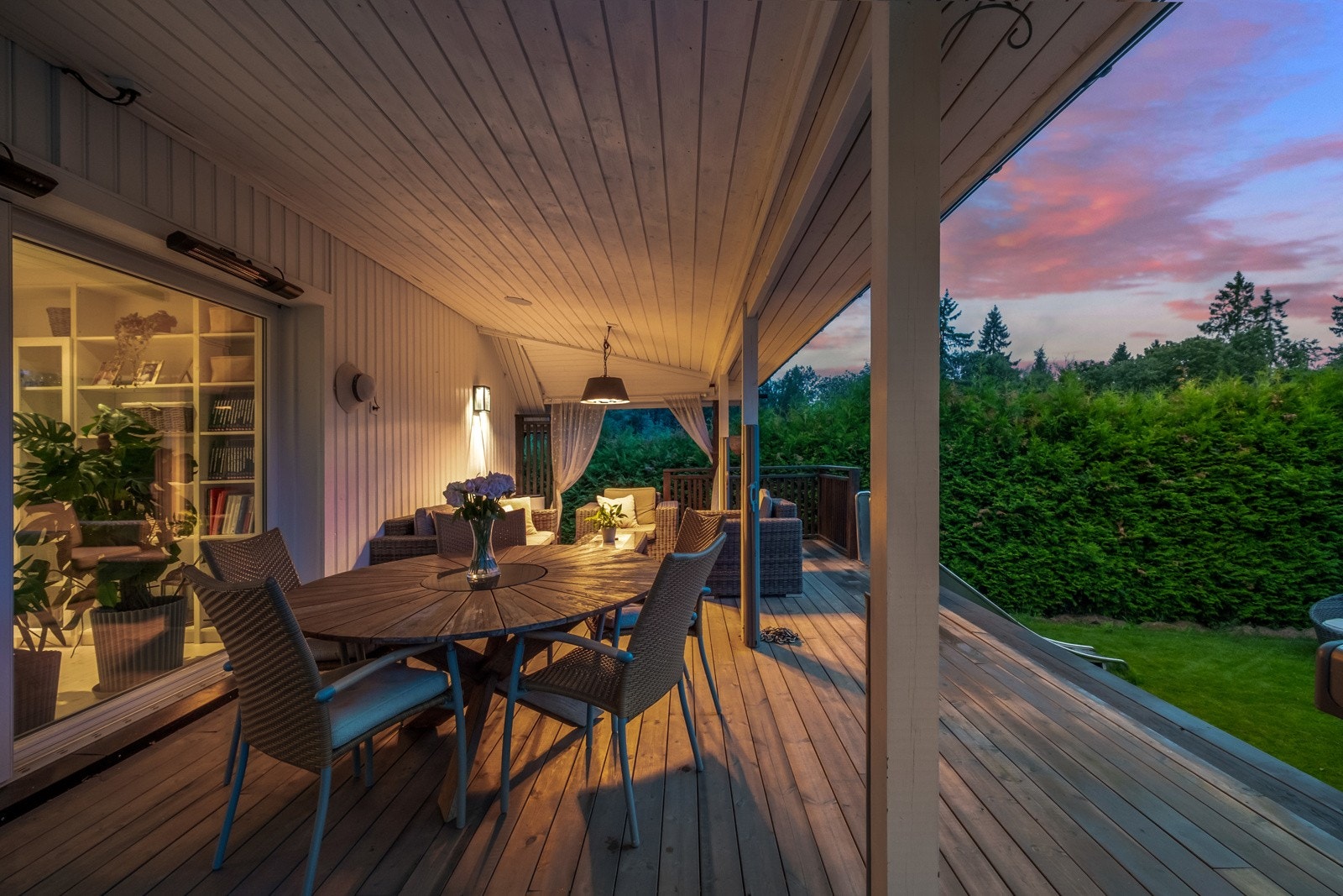 Lun uteplass som forlenger sesongen for å sitte ute med varmelamper og overbygg. Galleribilde