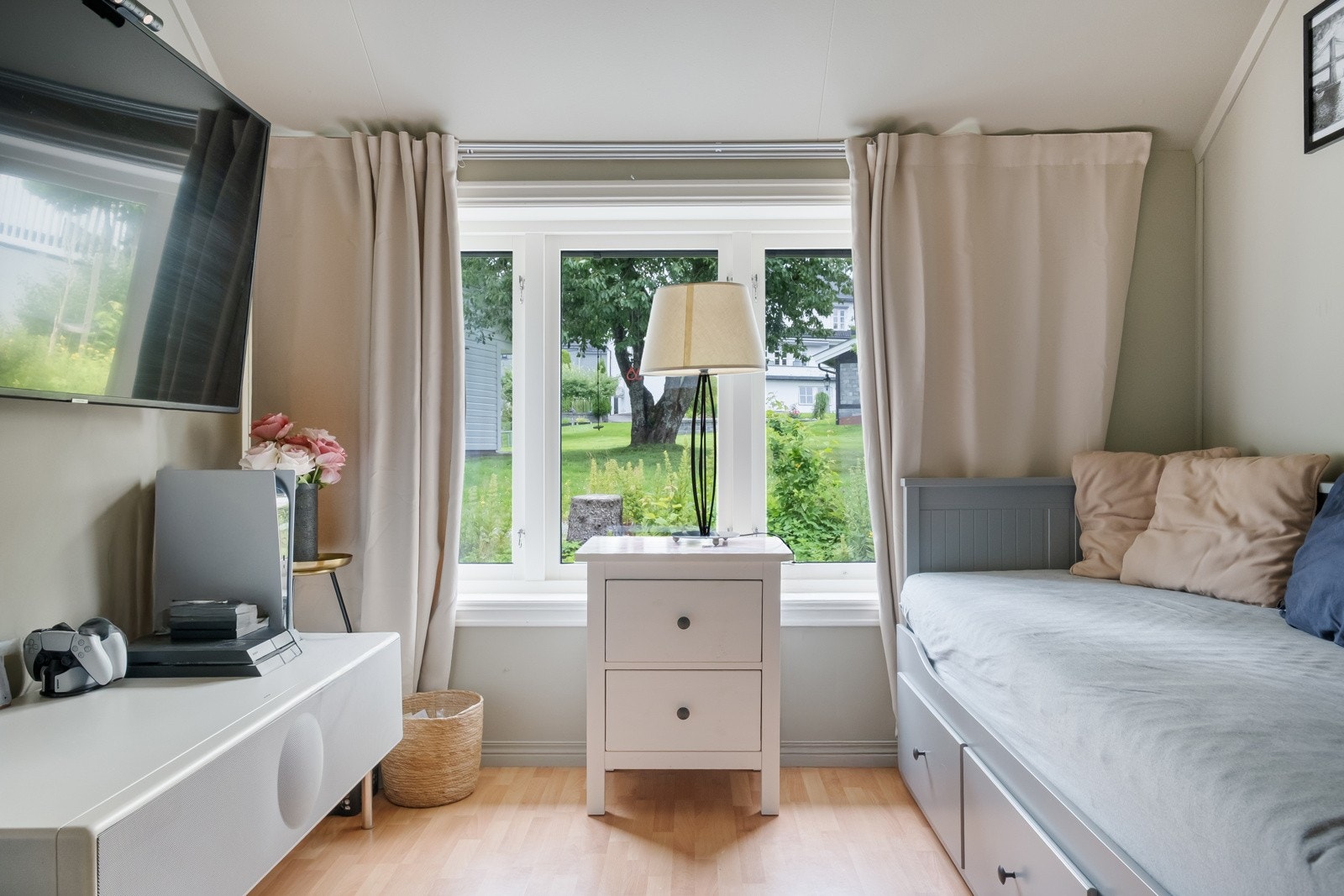 Dette soverommet har adkomst fra gangen. Et romslig rom på ca. 13.4 m². Galleribilde