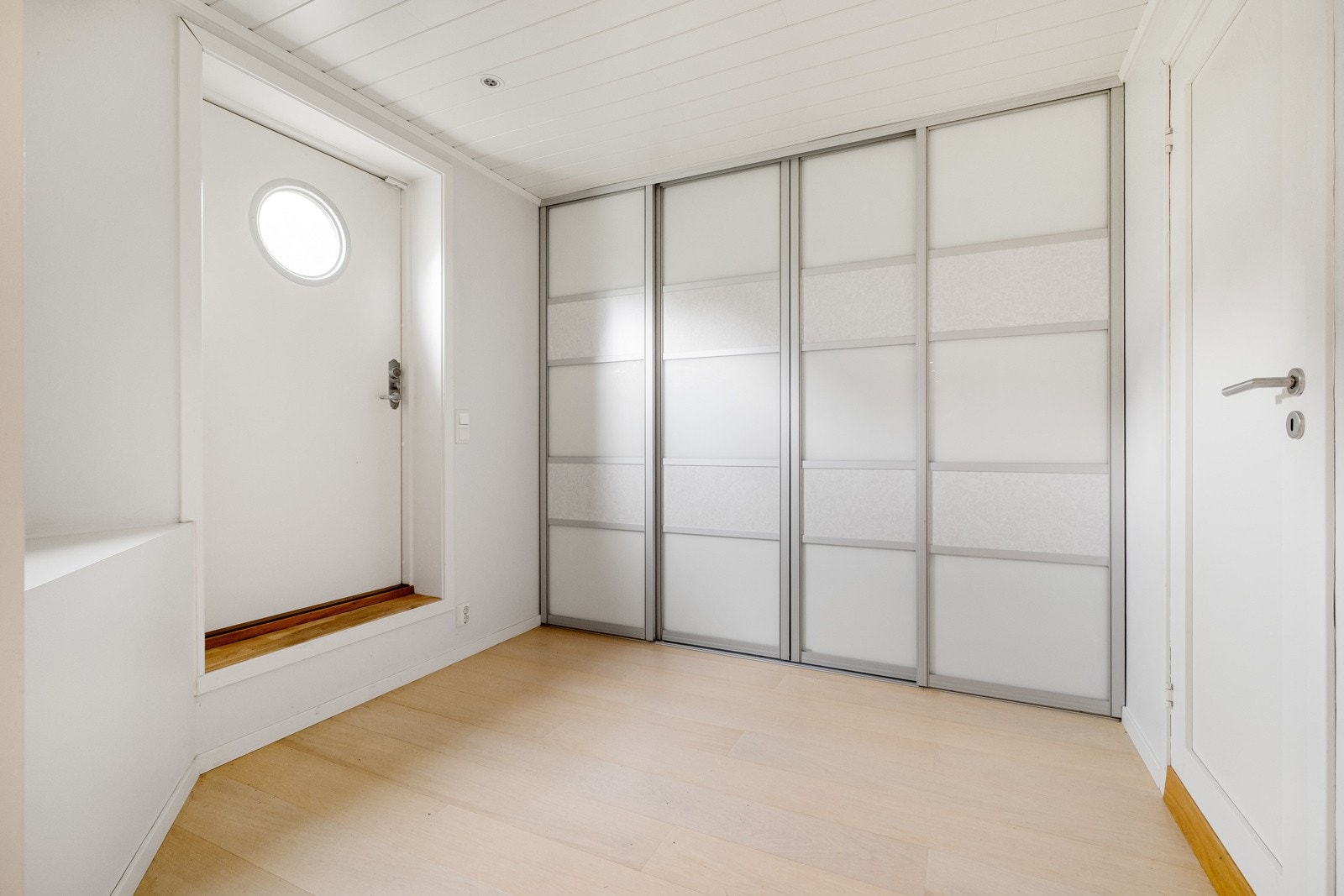 Egen inngang til kjelleretasjen. Se punktet ferdigattest for mer informasjon om etasjen. Galleribilde