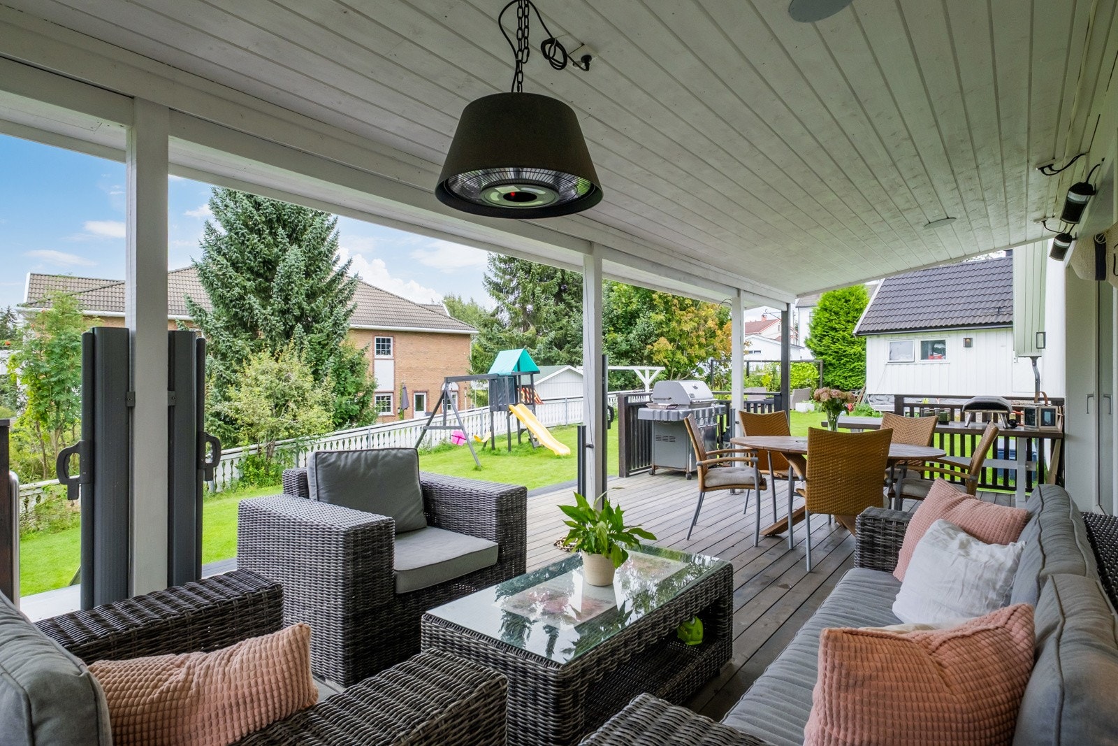 Den lune uteplassen rett utenfor stuen. Galleribilde