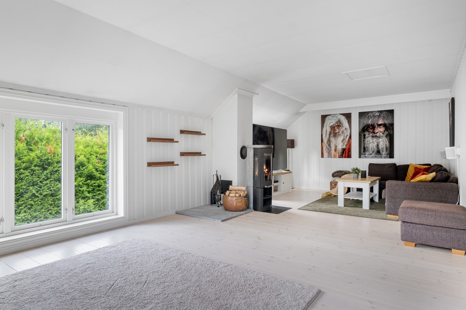 Boligens største stue måler ca. 31 m². Her får du mye lysinnslipp og en skjermet stue som nytes usjenert. Galleribilde