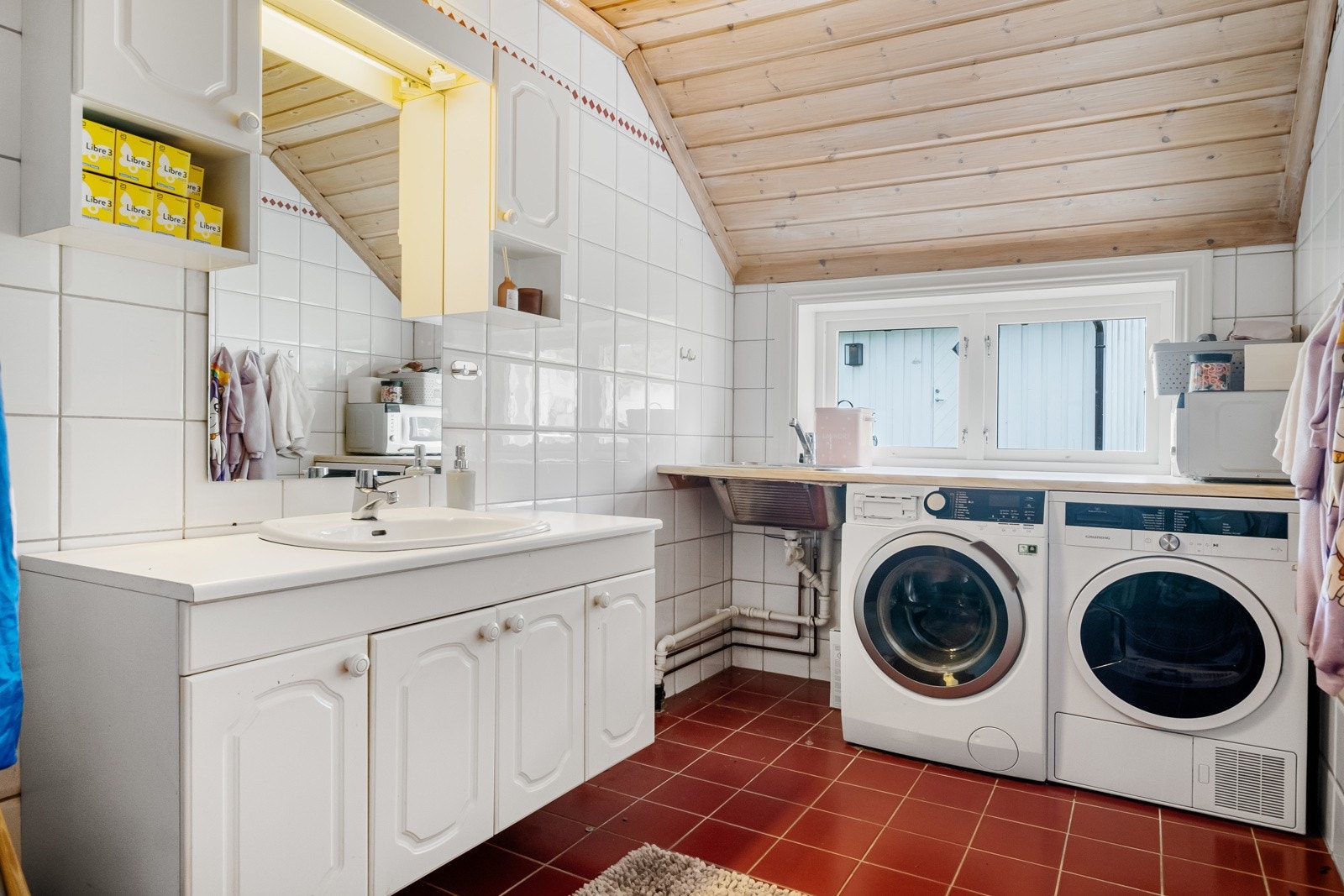 Vaskerom med funksjonell plassering ved inngangen. Ideelt for en travel hverdan, og ikke minst ytterligere lagring. Galleribilde