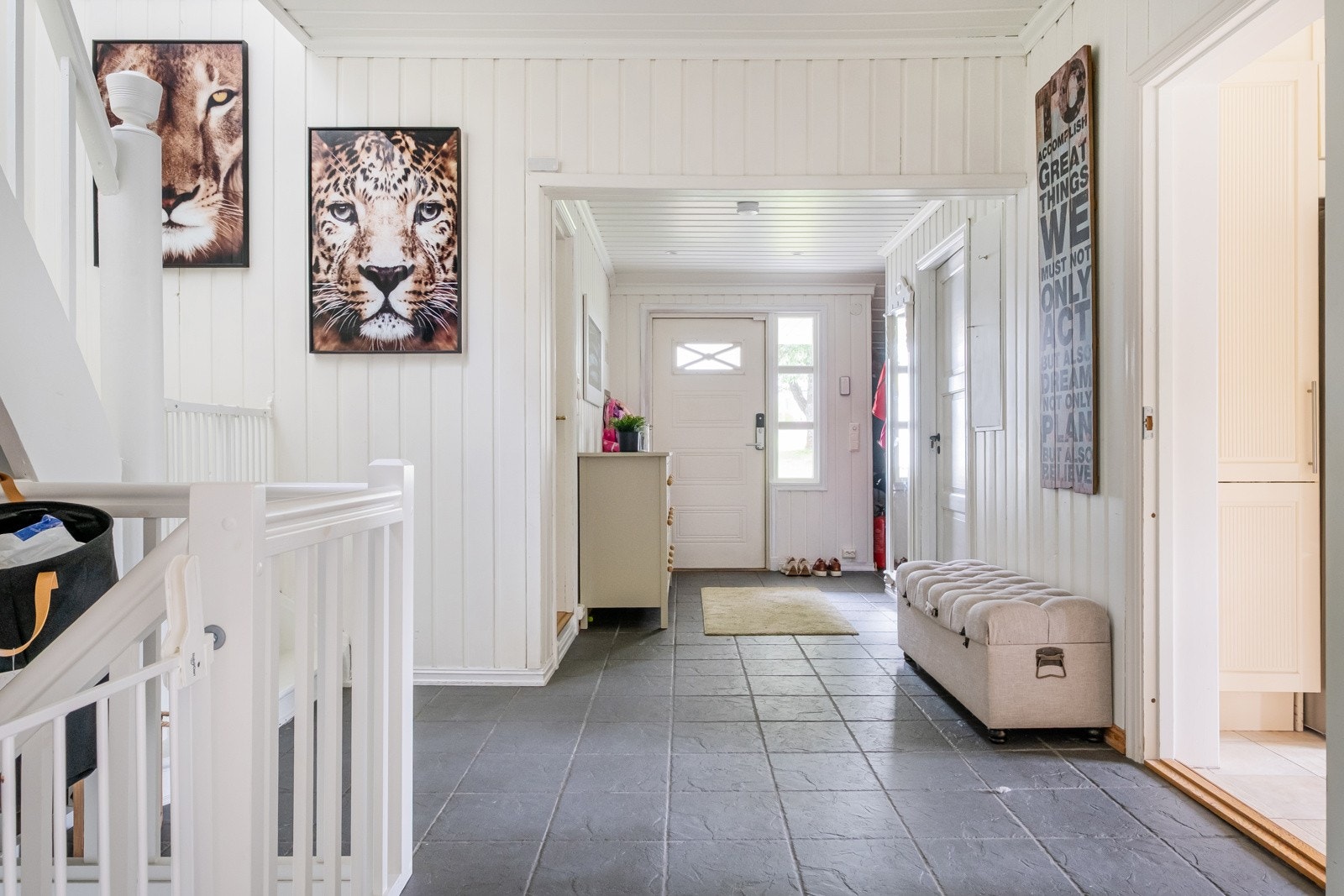 Det første som møter deg når du kommer inn er en romslig entré. Det er laget et hjørne for oppbevaring av ytterbekledning. Galleribilde