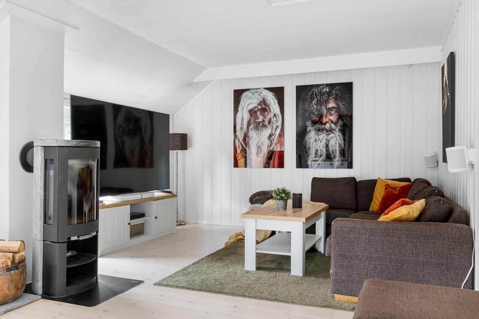 Peisen er én av to i huset. Den gir god varme og stemning på vinterhalvåret. Galleribilde