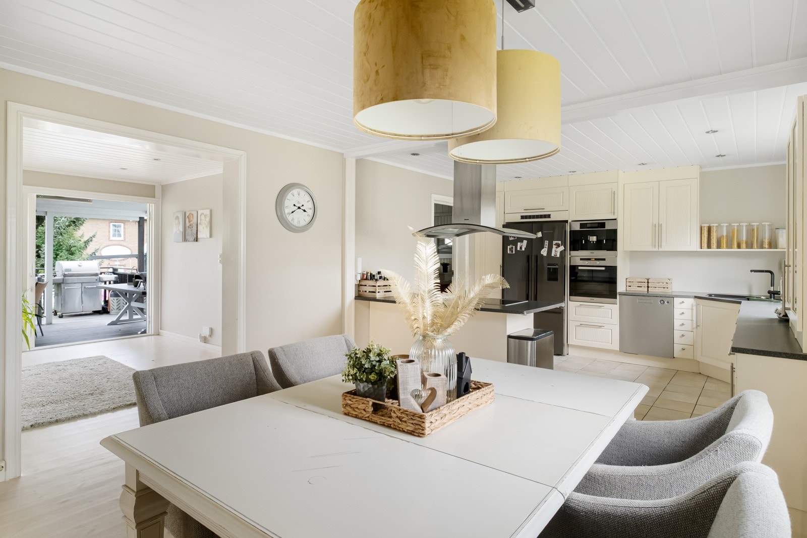 Det er enkel adkomst til uteplassene fra kjøkken og spisestue. Galleribilde