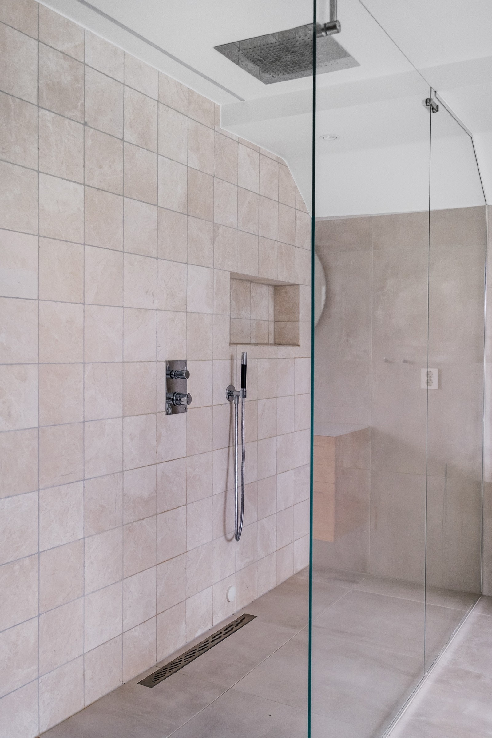 Bred regnfallsdusj med glassvegg. Galleribilde