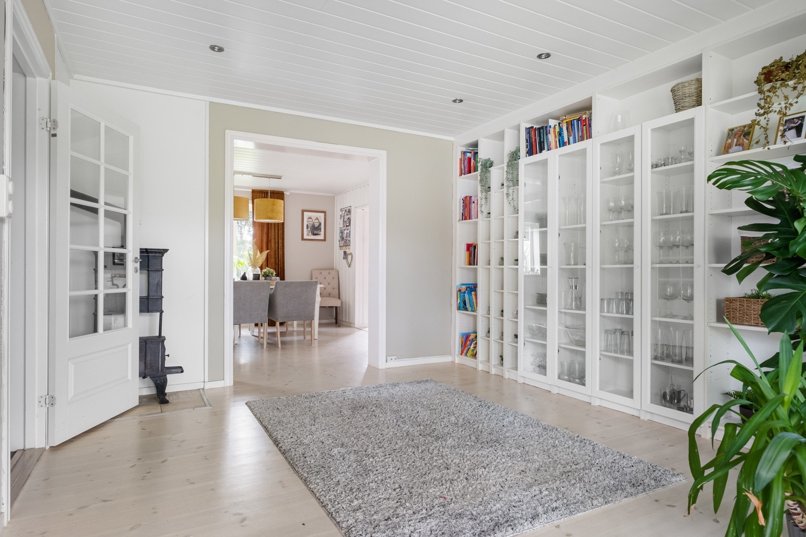 Stue nummer 2. Dette brukes som mellomgang og bibliotek i dag. Den andre peisen er plassert her. Galleribilde