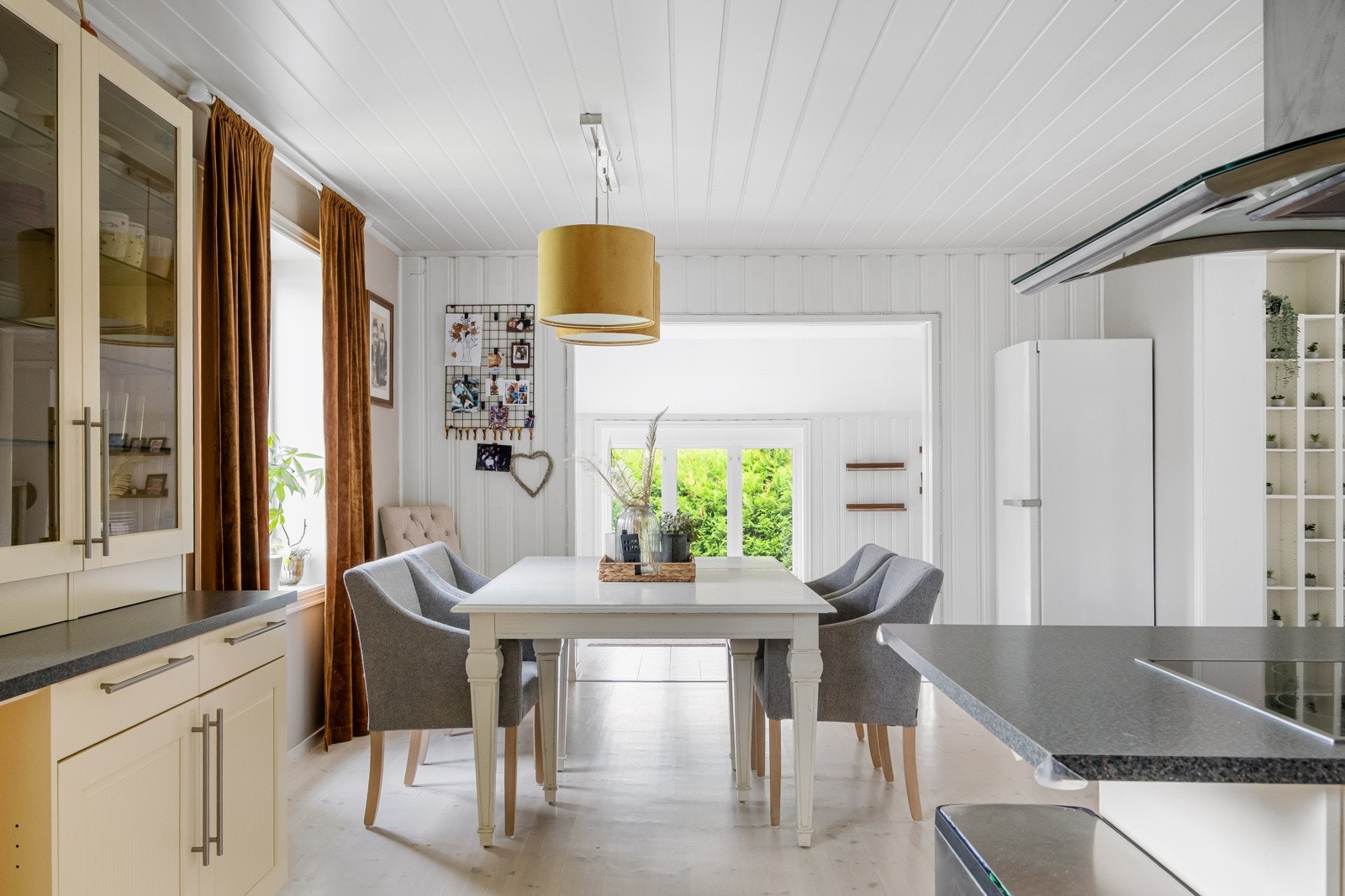 Store vindusflater og lys fra flere himmelretninger gir godt med naturlig lys Galleribilde