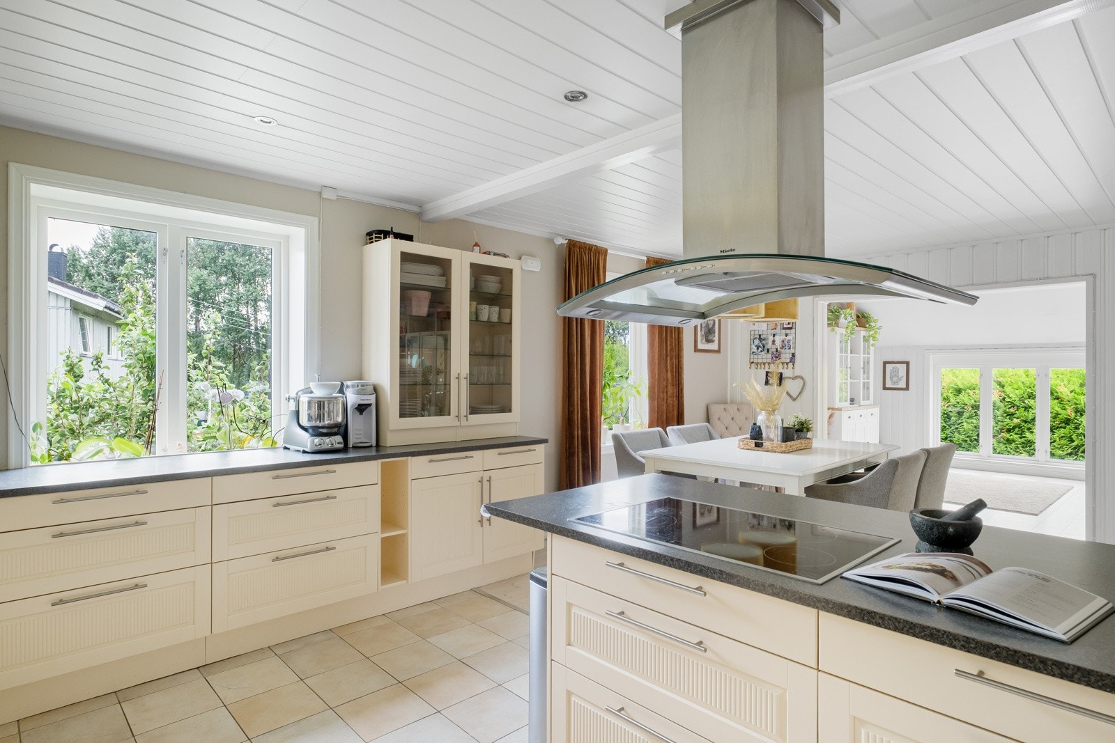 Kjøkkenøy med platetopp. Det blir en sosial sone med utsyn mot spisestuen. Galleribilde