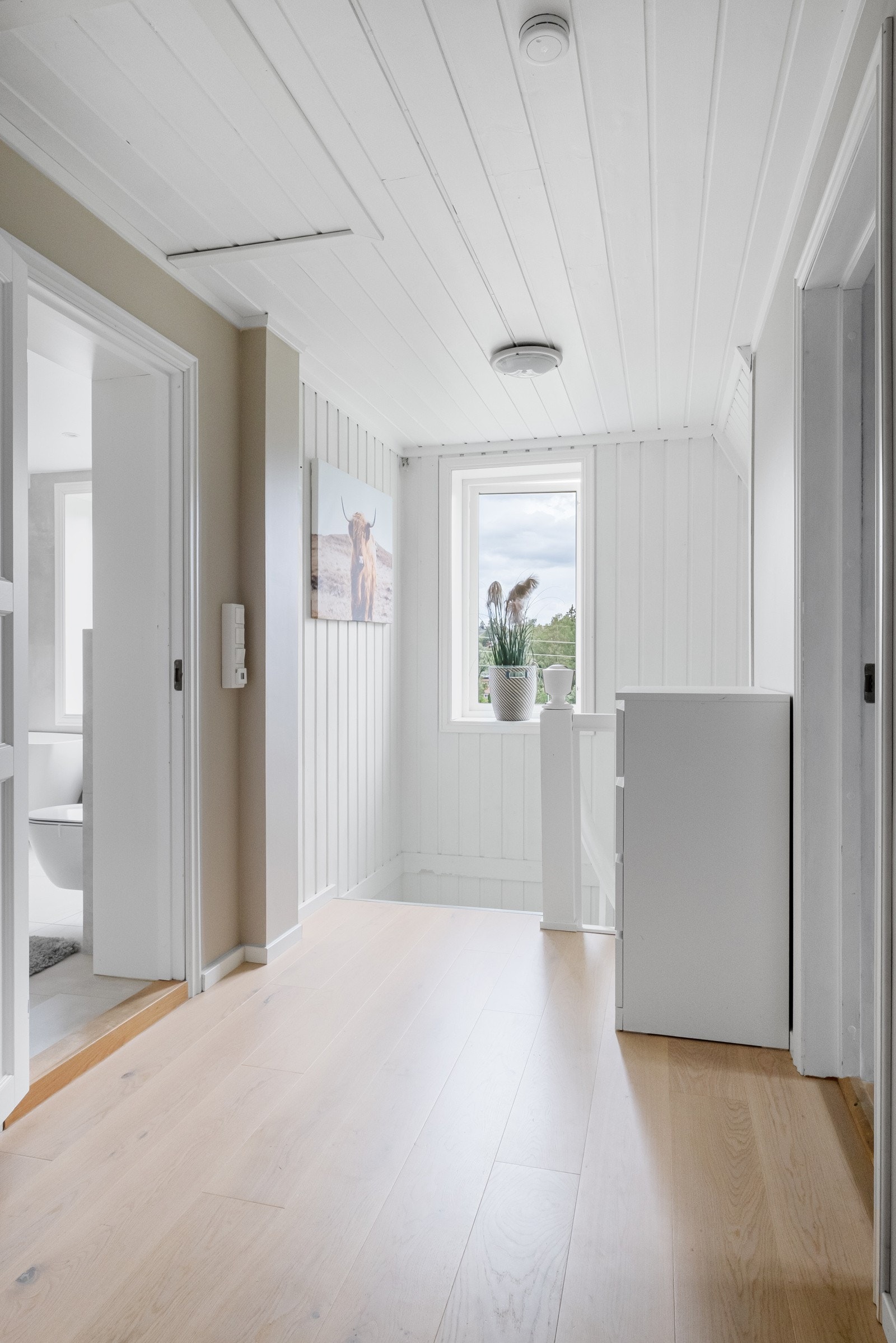 Gangen oppe i 2.etg med adkomst til badet og 3 soverom. Galleribilde