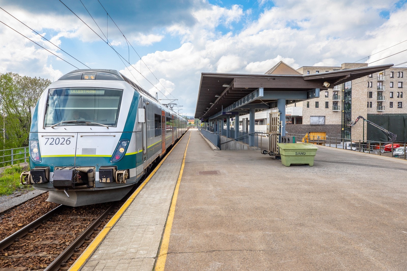 Fjellhamar stasjon med hyppige avganger til Oslo og Lillestrøm. Galleribilde