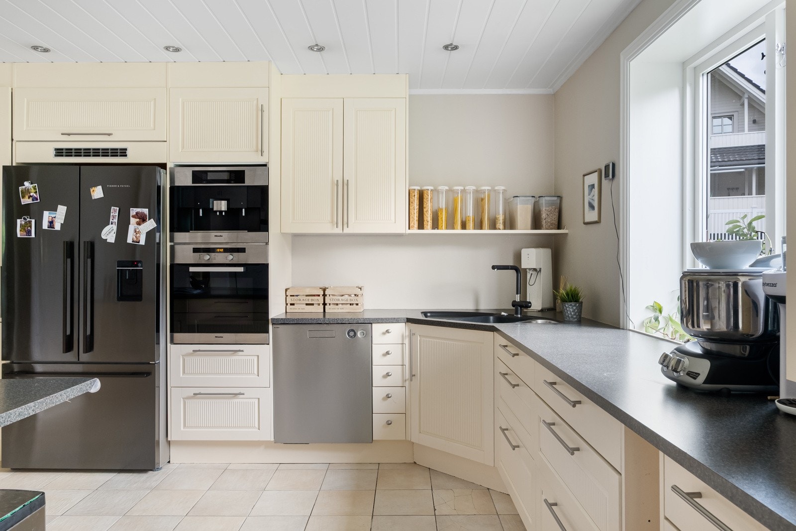 Ovnen er praktisk plassert i høyden med integrert kaffemaskin over. Galleribilde