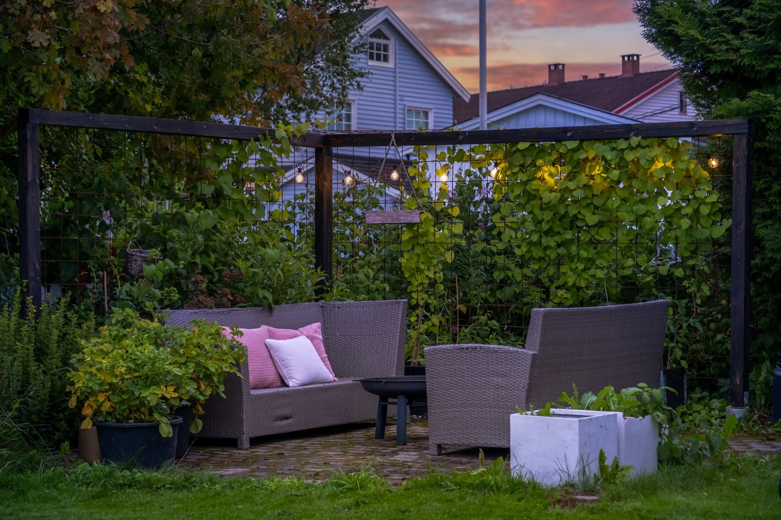 En del av hagen er steinlagt. Dette er en lun plass med mye beplantning perfekt for bålpanne el. Galleribilde