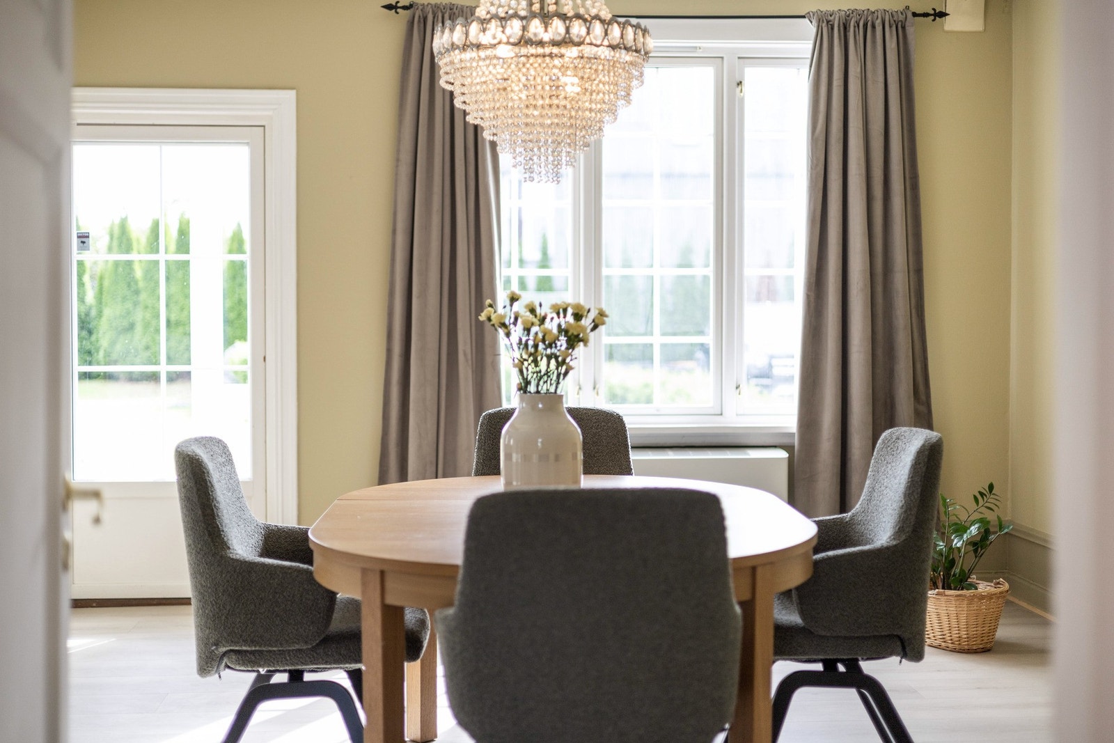 Det er utgang til hagen fra spisestuen. Galleribilde