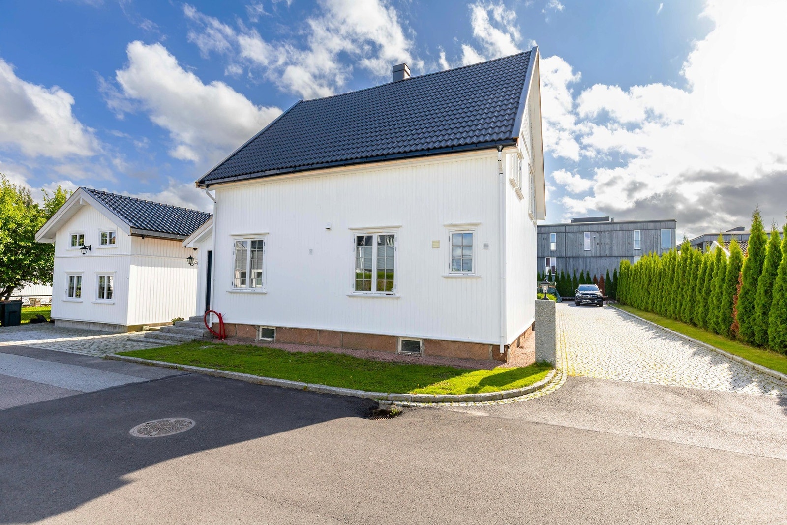 Det er god plass til parkering i oppkjørselen. Galleribilde