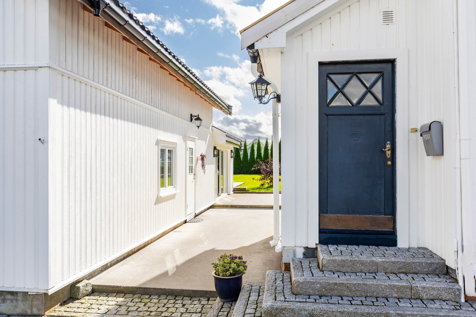 Stentrapp opp til inngangsdøren og direkte adkomst til hagen. Galleribilde