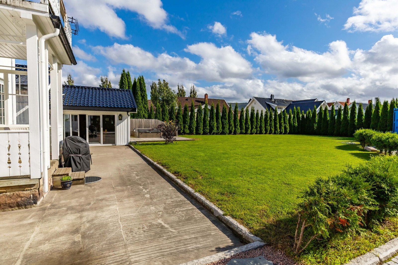 I hagen er det meget gode solforhold, god plass til trampoline eller ballspill. Galleribilde