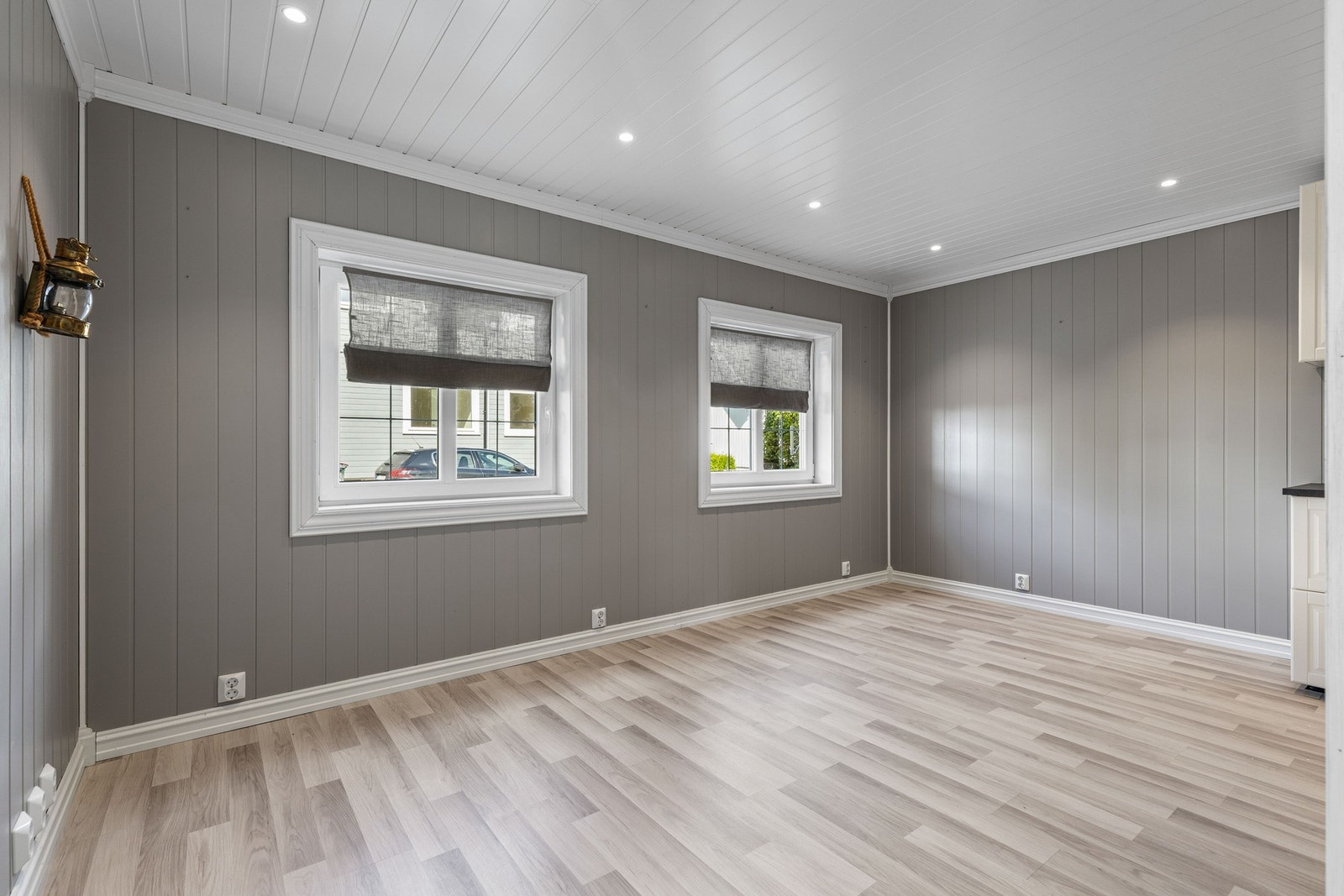 Den andre delen av uthuset er innredet med stue og åpen kjøkkenløsning. Det er ikke bruksendret eller godkjent for beboelse. Galleribilde