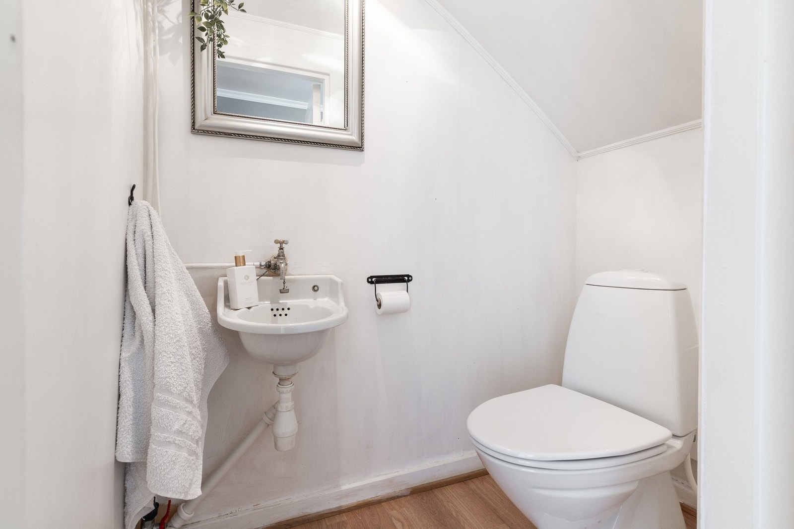 I 1. etasje er det toalettrom med vask og speil. Galleribilde